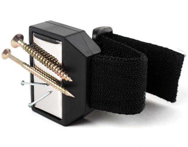 Браслет с магнитом на запястье руки