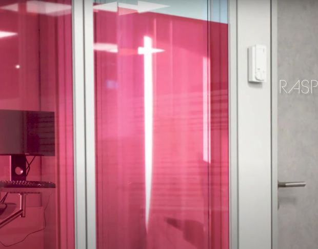 Solar Screen Gloss Raspberry C 1.524 m